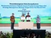 Direktur Utama PLN, Darmawan Prasodjo (kedua dari kanan) dengan Dewan Pembina WRI Indonesia, Masyita Crystallin (kedua dari kiri) menandatangani nota kesepahaman kerja sama asistensi teknik inovasi produk hijau dan strategi manajemen menuju target emisi nol bersih disaksikan Dirjen Perubahan Iklim, Kementerian Lingkungan Hidup dan Kehutanan Laksmi Dhewanthi (kanan) dan Dirjen Ketenagalistrikan Kementerian ESDM Jisman P. Hutajulu (kiri). (Foto: PLN Persero/Koranbanjar.net)