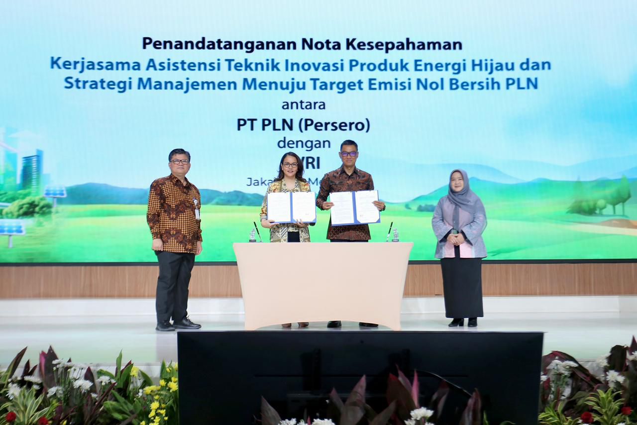 Direktur Utama PLN, Darmawan Prasodjo (kedua dari kanan) dengan Dewan Pembina WRI Indonesia, Masyita Crystallin (kedua dari kiri) menandatangani nota kesepahaman kerja sama asistensi teknik inovasi produk hijau dan strategi manajemen menuju target emisi nol bersih disaksikan Dirjen Perubahan Iklim, Kementerian Lingkungan Hidup dan Kehutanan Laksmi Dhewanthi (kanan) dan Dirjen Ketenagalistrikan Kementerian ESDM Jisman P. Hutajulu (kiri). (Foto: PLN Persero/Koranbanjar.net)