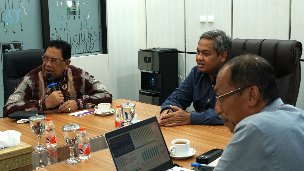 Ketua DPRD Kabupaten Tabalong H Muchlis SH (kiri) saat berkunjung dan mengenalkan para Anggotanya kepada Senior Manager Perencanaan PLN UID Kalselteng Ahmad Samsuri (tengah) dan Manajer PLN UP2K Provinsi Kalimantan Selatan Winardi (kanan), dalam rangka dengar pendapatan dan konsultasi terkait progres pembangunan listrik desa di Kabupaten Tabalong, pada Kamis (16/5/2024) di Banjarbaru. (Foto: PLN UID Kalselteng/Koranbanjar.net)