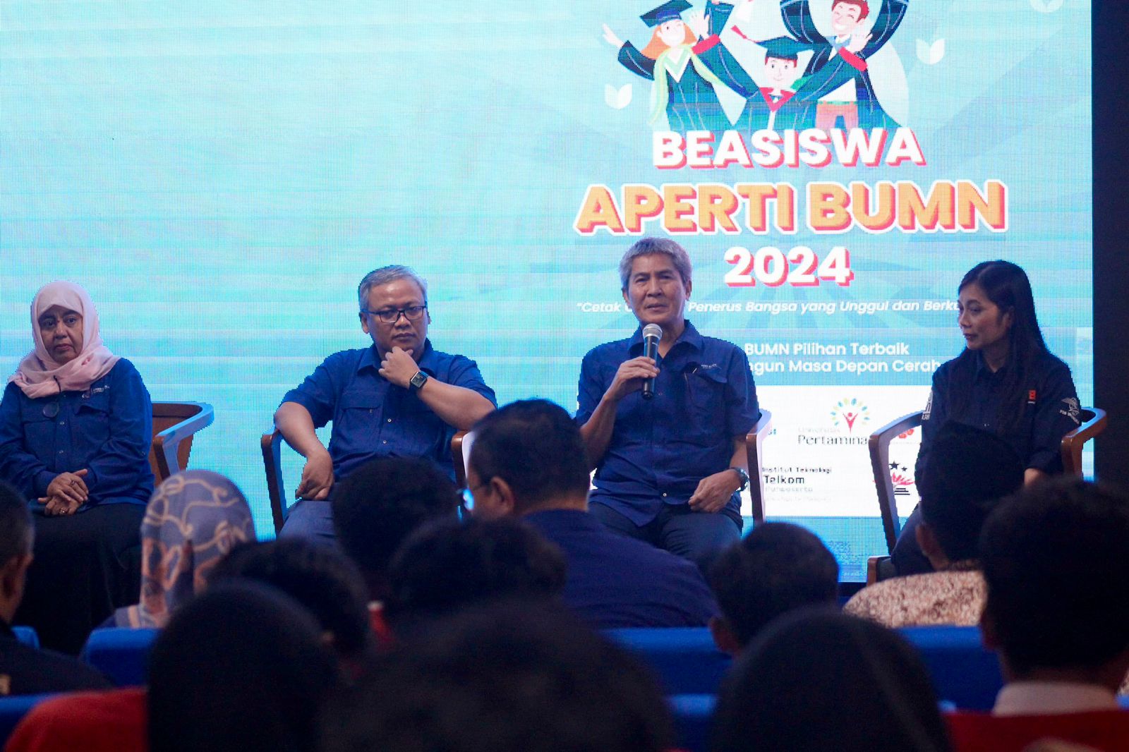 Rektor IT PLN yang juga selaku Wakil Ketua APERTI BUMN Iwa Garniwa (dua dari kanan) saat sambutannya mengatakan ITPLN siap mendukung untuk terus melakukan transformasi untuk mewujudkan visi menjadi perguruan tinggi berkelas internasional, yang modern, mandiri dan unggul di bidang energi dan teknologi yang berwawasan lingkungan. (Foto: PLN Persero/Koranbanjar.net)