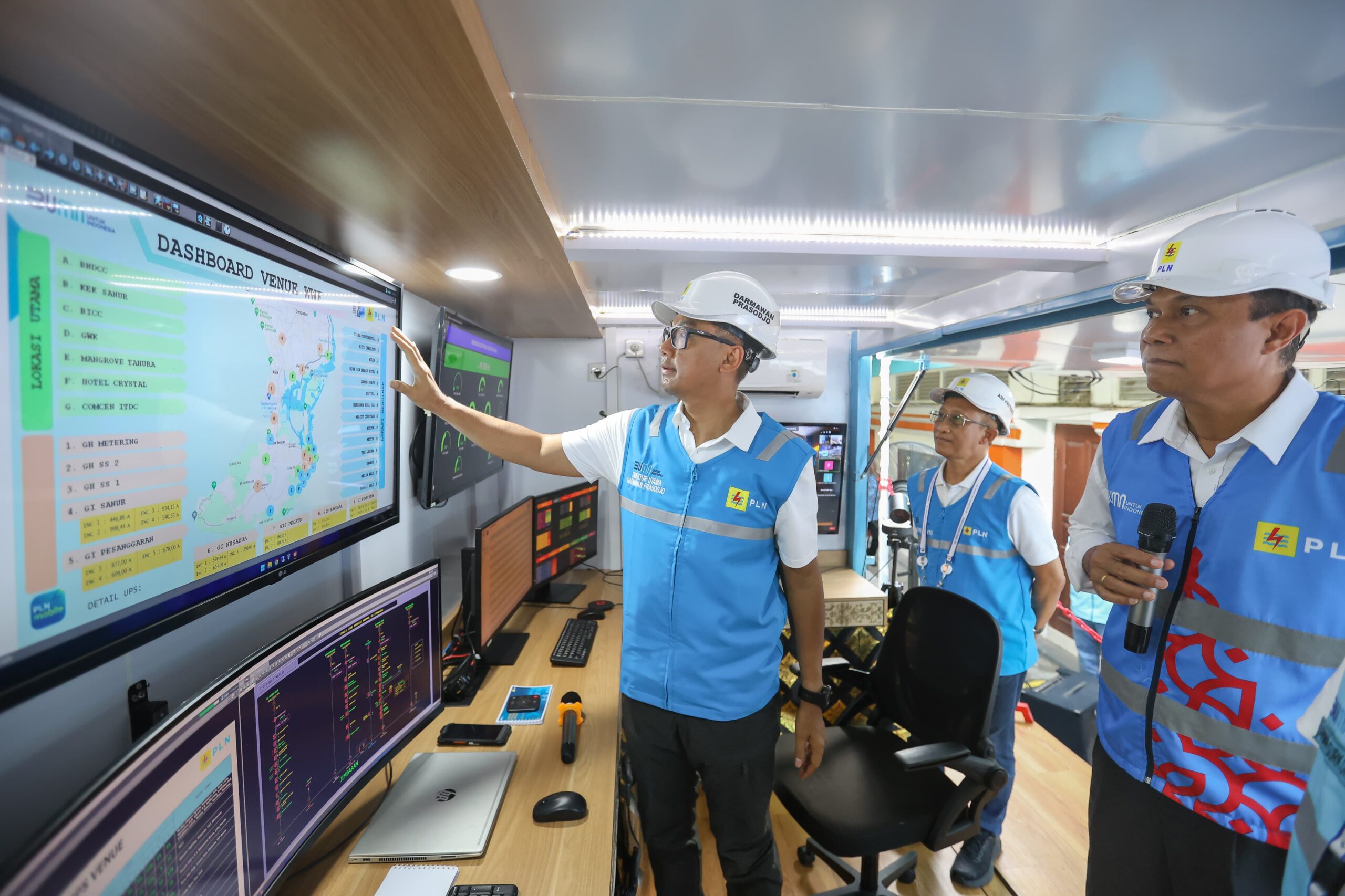 Direktur Utama PLN, Darmawan Prasodjo (kiri) didampingi oleh Direktur Distribusi PLN, Adi Priyanto (tengah) dan General Manager PLN Unit Induk Distribusi Bali, I Wayan Udayana (kanan) ketika meninjau langsung pengamanan pasokan listrik untuk gelaran Konferensi Tingkat Tinggi World Water Forum (KTT WWF) ke-10 di Bali. (Foto: PLN Persero/Koranbanjar.net)