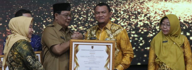 Peringkat 1 Akuntabilitas Kinerja, Pj Bupati HSS Terima Penghargaan Gubernur