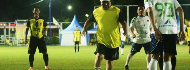 Paman Birin Cetak Tiga Gol Laga Eksebisi di Lapangan Murjani Banjarbaru