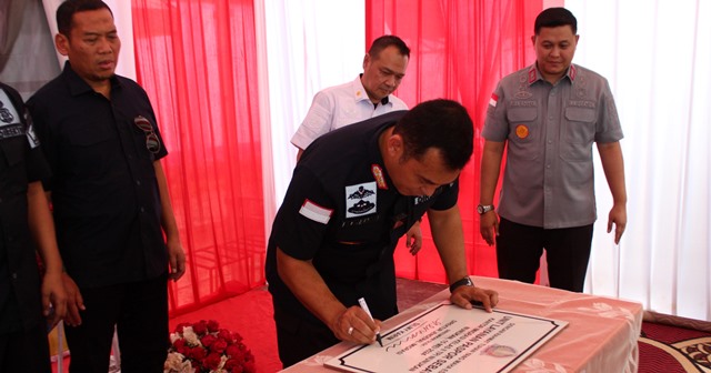 Direktur Jenderal Imigrasi, Silmy Karim meresmikan Unit Layanan Paspor (ULP) di Pulau Sebatik, Kalimantan Utara pada Rabu (15/5/2024) yang menjadi momentum penting pemberdayaan masyarakat perbatasan. (Foto: Imigrasi Kelas I TPI Banjarmasin/Koranbanjar.net)