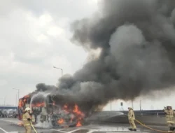 Bus Rombongan Kades Kabupaten Banjar Terbakar di Jalan Tol Wiyoto Jakarta Timur