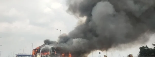 Bus Rombongan Kades Kabupaten Banjar Terbakar di Jalan Tol Wiyoto Jakarta Timur