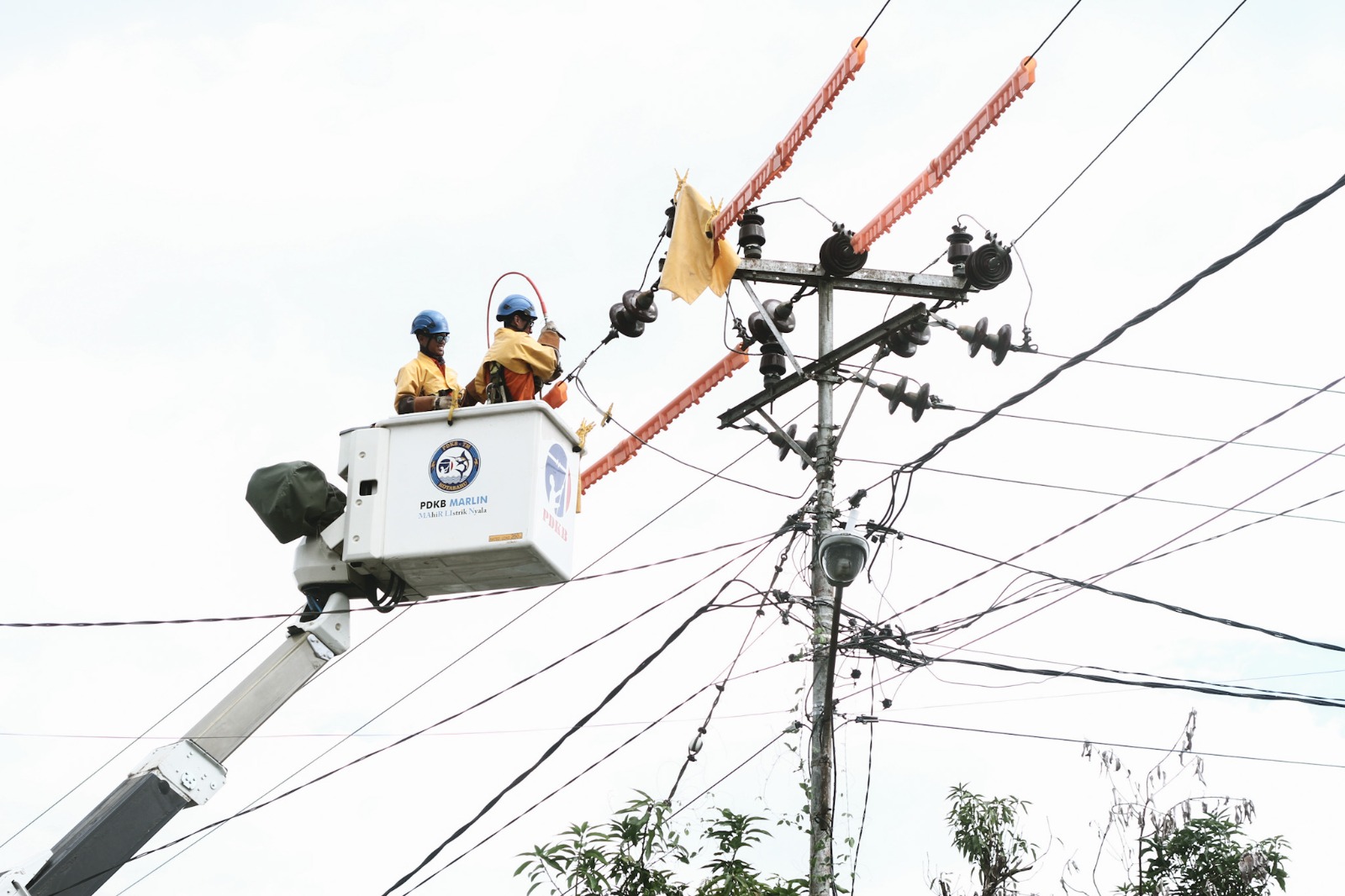 Petugas PLN saat melakukan pekerjaan kegiatan Bakti Pekerjaan Dalam Keadaan Bertegangan (PDKB) untuk meningkatkan keandalan infrastruktur kelistrikan dalam rangka menyambut Hari Raya Idul Adha 1445 Hijriah. (Foto: PLN UID Kalselteng/Koranbanjar.net)