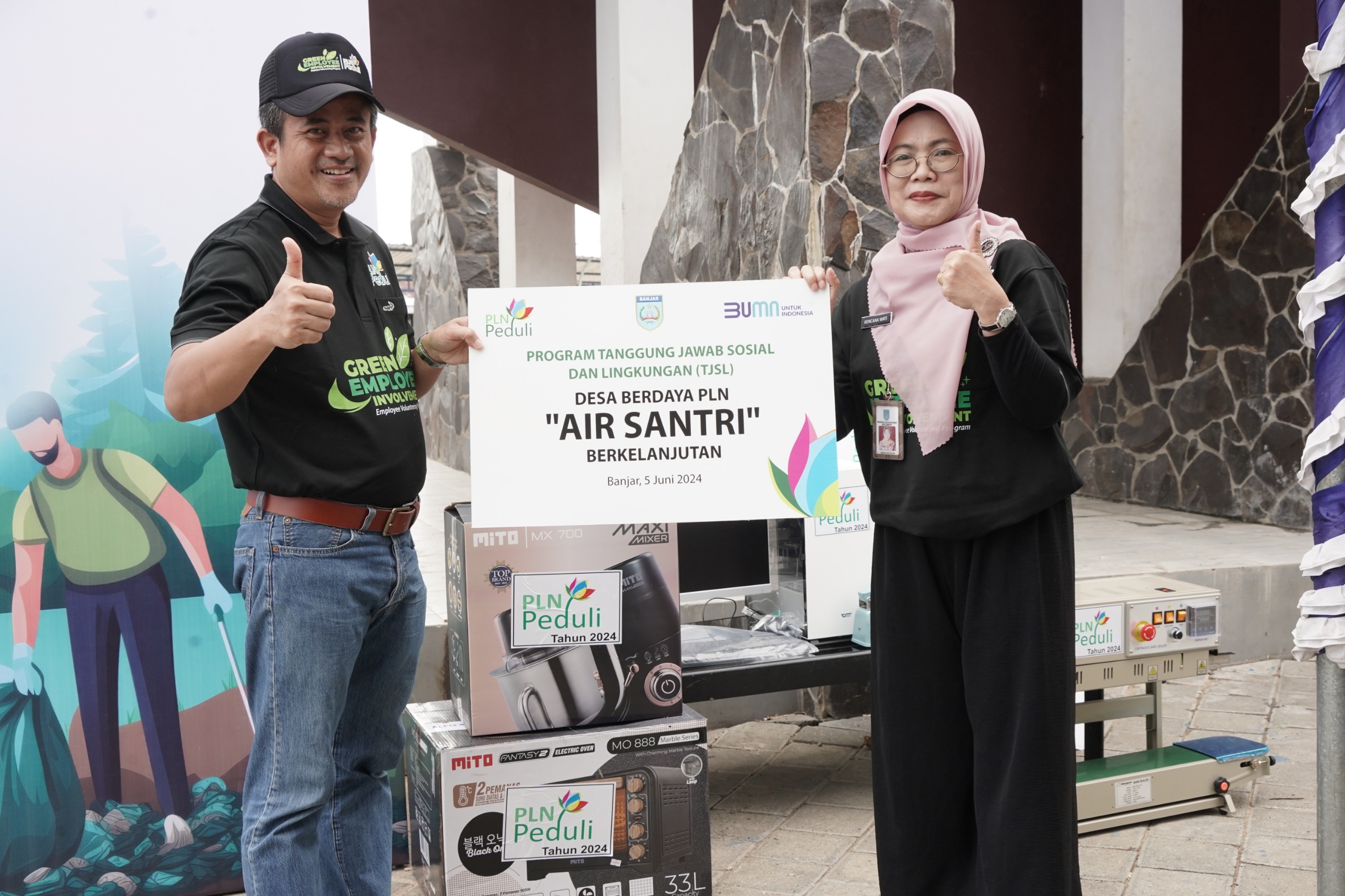 Penyerahan bantuan peralatan peningkatan produksi kepada kelompok Usaha Mikro Kecil dan Menengah (UMKM) di kawasan wisata Air Santri, Murung Kenanga, Kabupaten Banjar, oleh General Manager PLN UID Kalselteng Muhammad Joharifin diterima oleh Staf Ahli Bidang Pemerintahan, Hukum dan Politik Kabupaten Banjar Kencana Wati S.Hut, M.E di kawasan wisata Air Santri pada Rabu (5/6/2024) lalu. (Foto: PLN UID Kalselteng/Koranbanjar.net)