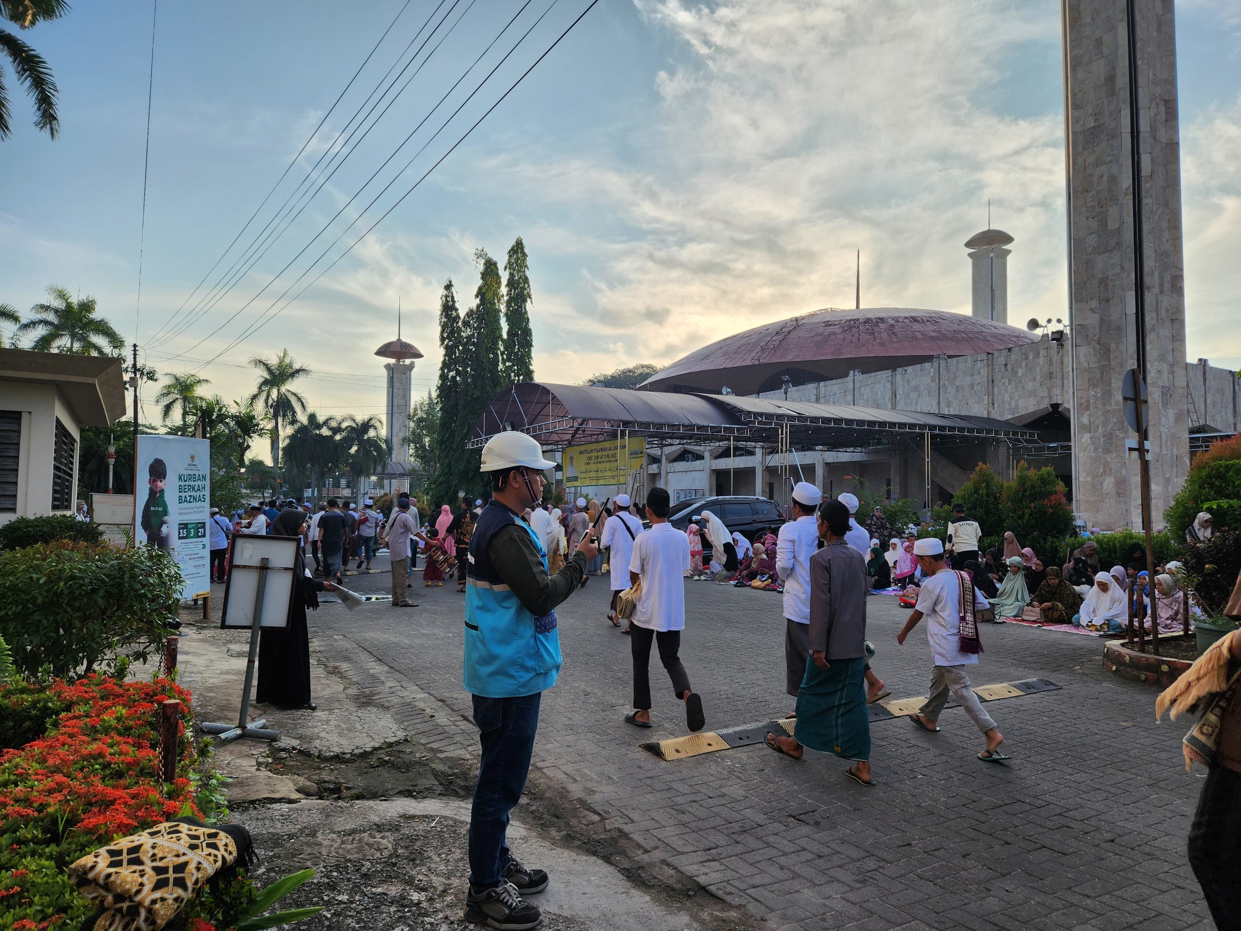 Adriansyah Ekosaputro (34) Manager Unit Layanan Pelanggan (ULP) Lambung Mangkurat saat berjaga untuk memastikan keandalan pasokan listrik tetap andal pada pelaksanaan salat Idul Adha 1445 Hijriah di Masjid Sabilal Muhtadin Banjarmasin, Senin (17/6/2024). (Foto: PLN UID Kalselteng/Koranbanjar.net)