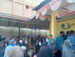 Animo Ikuti ‘Fun Walk’ Berhadiah, Warga Penuhi Polsek Kandangan Antre Kupon