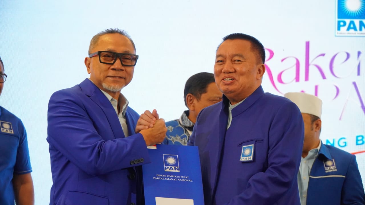 Ketua Umum DPP PAN Zulkifli Hasan menyerahkan SK bakal calon Gubernur dan Wakil Gubernur di Pilkada Kalsel 2024 kepada H Muhidin, Sabtu (29/6/2024). (Foto: DPW PAN Kalsel/Koranbanjar.net)