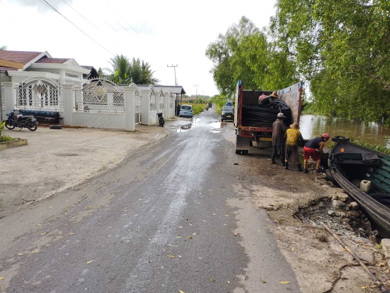 Salah satu aktivitas dari pemilik usaha bernama Haji Ibrahim sedang memuat tali sling berukuran besar dengan menggunakan angkutan dump truck di pinggir sungai Bunipah, Kecamatan Aluh-Aluh, Kabupaten Banjar, Sabtu (29/6/2024). (Foto: Leon/Koranbanjar.net)