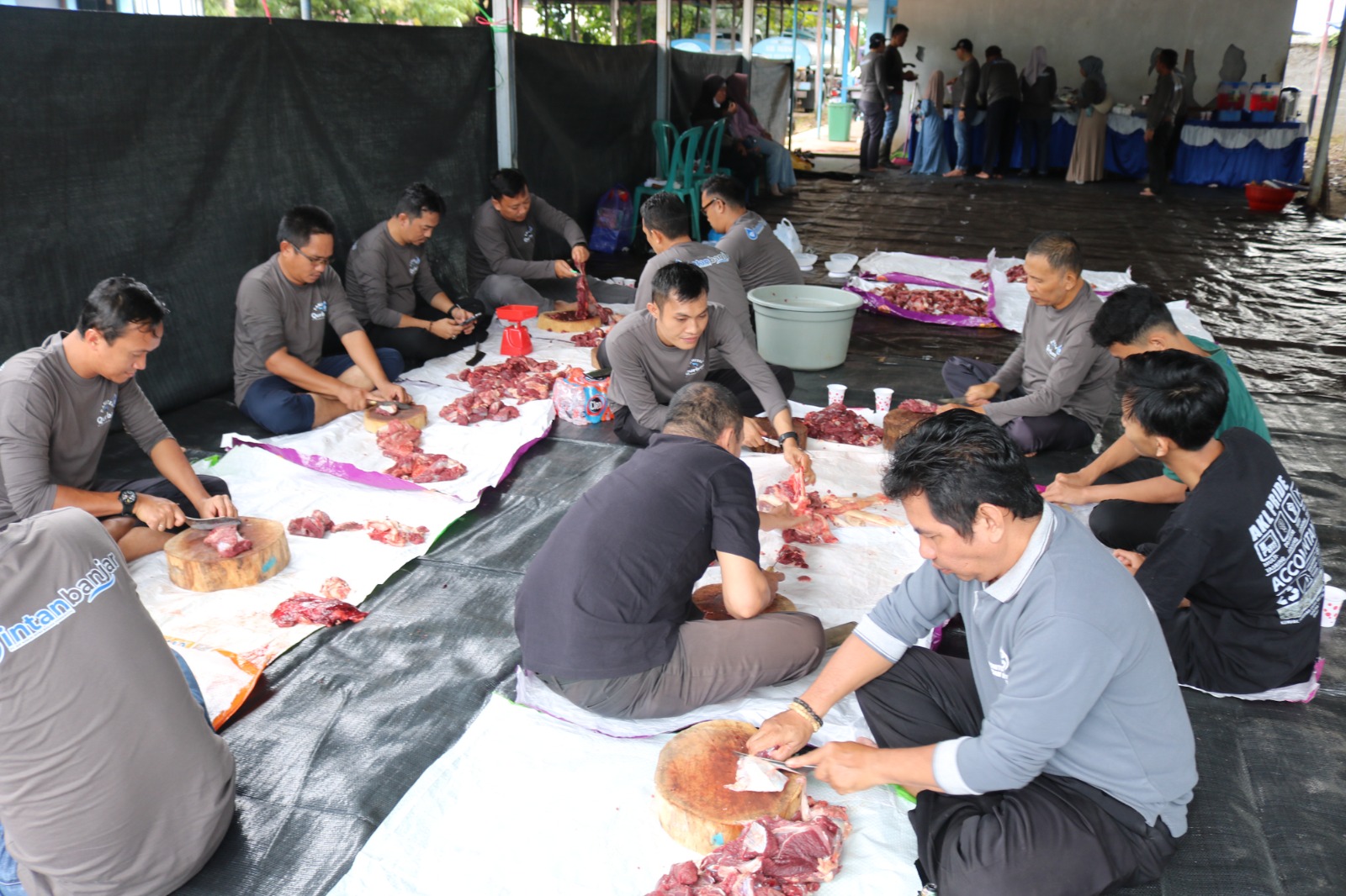 Pelaksanaan ibadah kurban Idul Adha 1445 Hijriah oleh PT Air Minum Intan Banjar (Perseroda), Rabu (19/6/2024). (Foto: Humas PTAM Intan Banjar/koranbanjar.net)