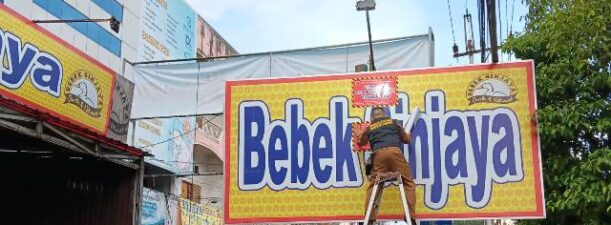 Ngeyel! Rumah Makan Sinjaya Dipasangi Stiker Tunggakan Pajak