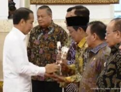 Paman Birin Terima Penghargaan TPID Award Dari Presiden Jokowi