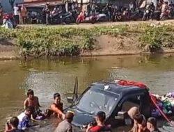 Mobil Pikap Pengangkut Sampah Desa Sungai Sipai Tercebur ke Irigasi