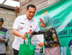 Wali Kota Aditya Serahkan 9 Program Bedah Rumah Di Cempaka
