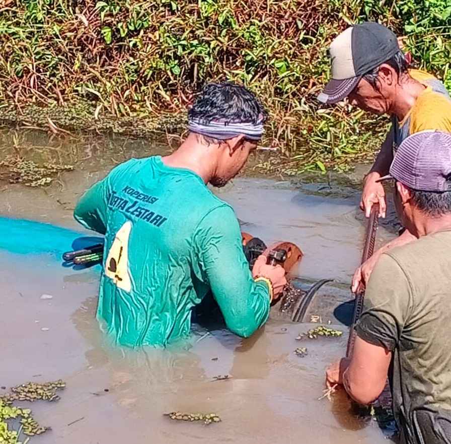 Petugas leding saat melakukan perbaikan di zona pelayanan Cabang II PTAM Intan Banjar. (Foto: Humas PTAM Intan Banjar/Koranbanjar.net)