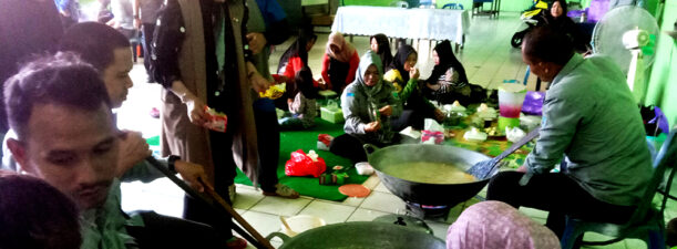 Tandai 10 Muharam, Keluarga Besar PD Pasar Turut Bagikan Bubur Asyura