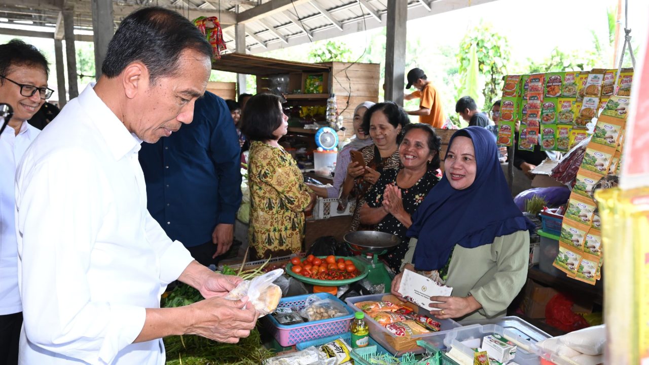 Presiden Joko Widodo melakukan peninjauan di Pasar Temenggoeng Djaja Karti, Kabupaten Barito Timur, Provinsi Kalimantan Tengah, Kamis (27/6/2024). (Foto: Presidenri.go.id)
