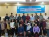 Disnakertrans Banjar bersama puluhan pelaku usaha berfoto bersama di acara Bimtek Penyusunan Struktur Skala Upah bertempat di Hotel Delima, Kertak Hanyar, Kabupaten Banjar, Senin (1/7/2024). (Foto: Leon/Koranbanjar.net)
