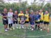 Tim Mini Soccer Bawaslu Kalsel dan Tim Jurnalis Kalsel berfoto bersama usai penyerahan baju bola, Selasa (2/7/2024). (Foto: Leon/Koranbanjar.net)