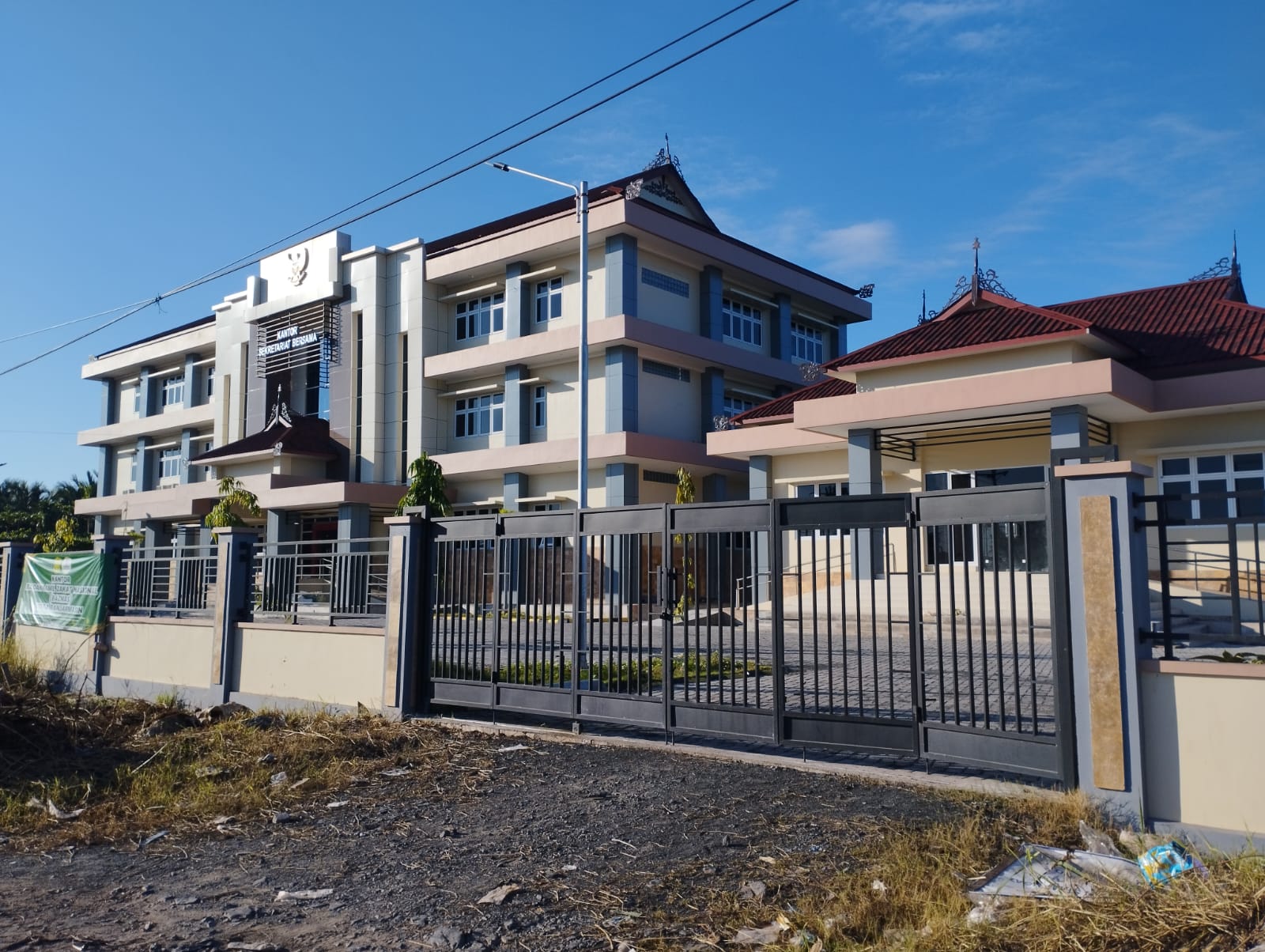 Gedung Sekretariat Bersama (Sekber) Kota Banjarmasin terlihat tidak ada aktivitas, Rabu (4/7/2024). (Foto: Leon/Koranbanjar.net)