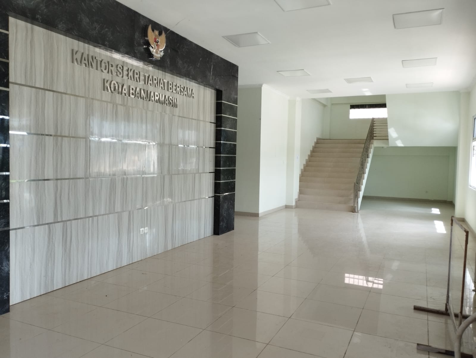 Gedung Sekretariat Bersama (Sekber) Kota Banjarmasin terlihat tidak ada aktivitas dan fasilitas kantor, Rabu (4/7/2024). (Foto: Leon/Koranbanjar.net)