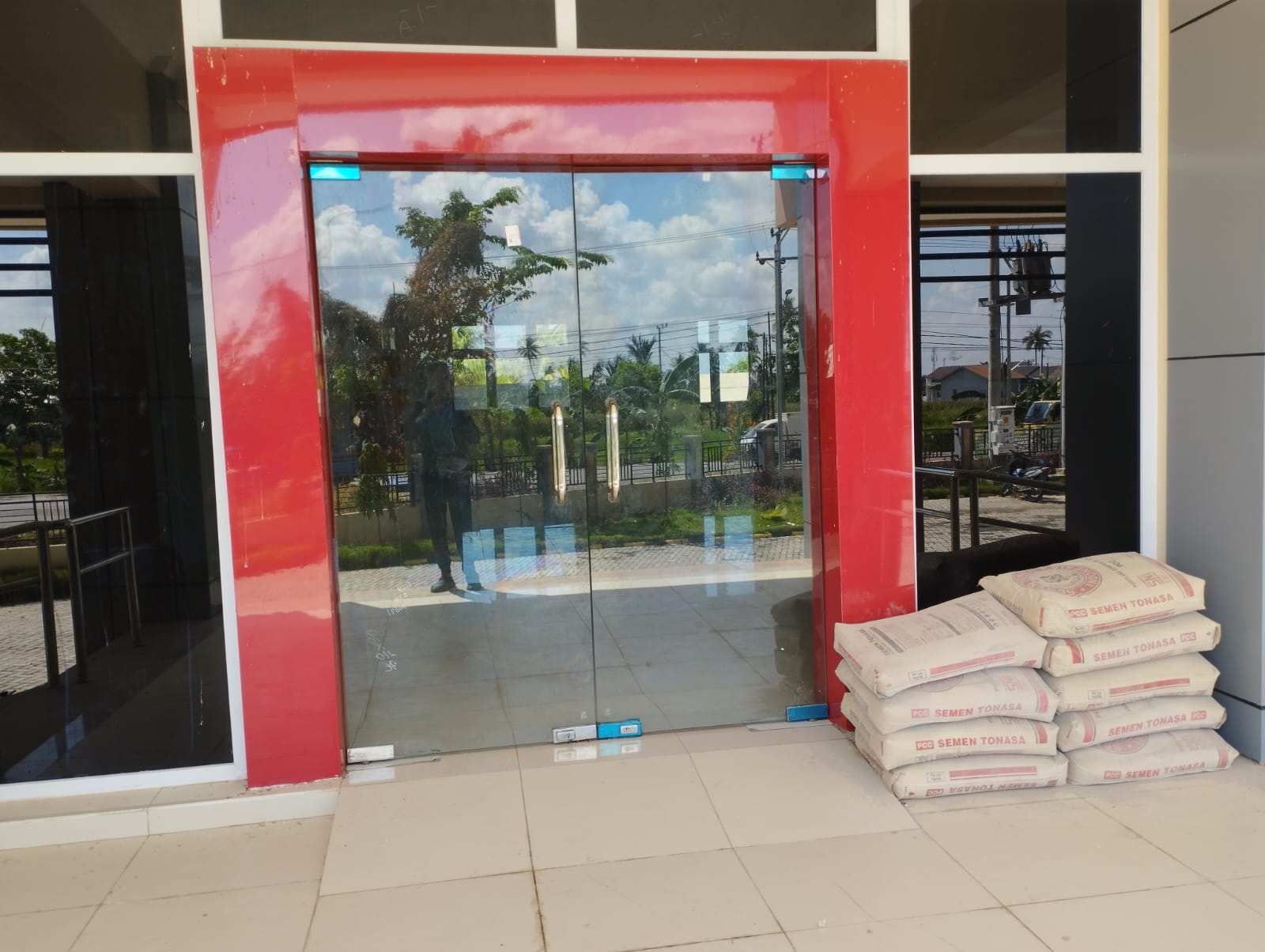Gedung Sekber Kota Banjarmasin kosong melompong dan masih terlihat bahan material bangunan. (Foto: Leon/Koranbanjar.net)