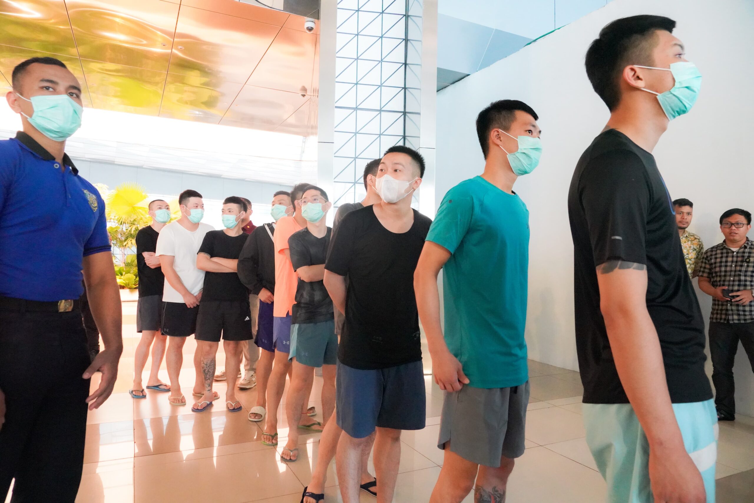 Warga negara asing (WNA) asal Taiwan yang merupakan pelaku kejahatan berat di tempat asalnya dideportasi Direktorat Jenderal Imigrasi, Kamis (4/7/2024). (Foto: Ditjen Imigrasi/Koranbanjar.net)