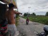 Salah seorang warga Desa Simpang Warga Kecamatan Aluh-Aluh Kabupaten Banjar bernama Asrul (Asul) menunjuk jalan yang rusak berlubang di depan rumahnya, Minggu (7/7/2024). (Foto: Leon/Koranbanjar.net)