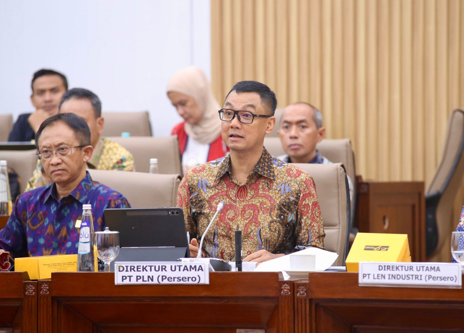 Direktur Utama PLN Darmawan Prasodjo (kanan) menyampaikan, PLN bersama dengan Pemerintah berkomitmen penuh untuk mewujudkan pemerataan listrik hingga ke seluruh pelosok tanah air sesuai dengan pengejawantahan sila ke-5 Pancasila. (Foto: PLN Persero/Koranbanjar.net)