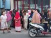Masyarakat di wilayah Kalimantan Selatan antri membeli elpiji 3 kilogram. (Foto: Leon/Koranbanjar.net)
