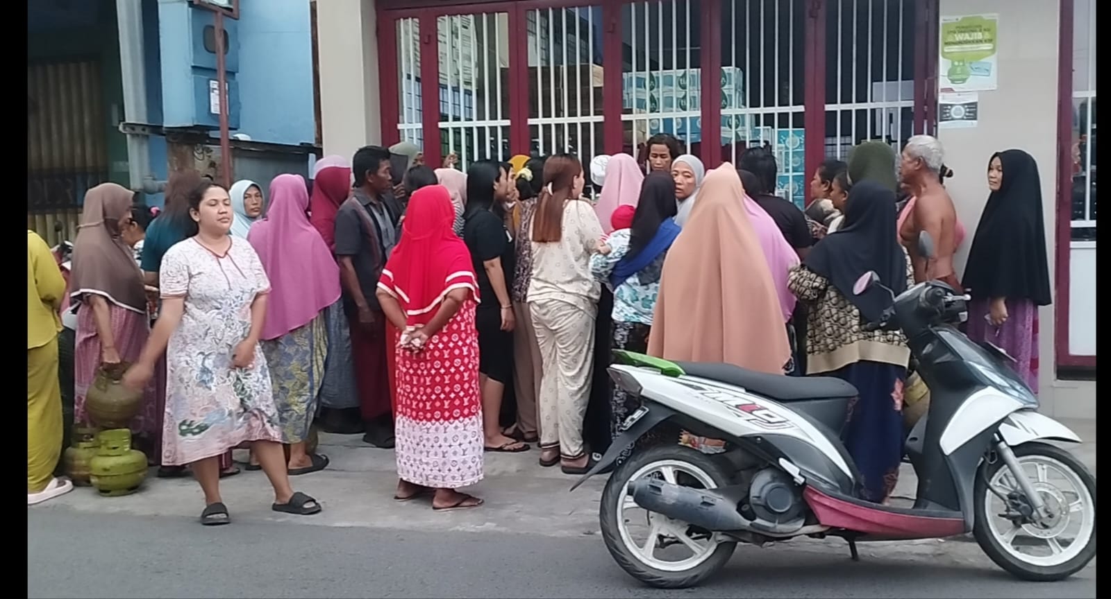 Masyarakat di wilayah Kalimantan Selatan antri membeli elpiji 3 kilogram. (Foto: Leon/Koranbanjar.net)