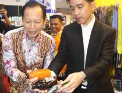 Gibran Rakabuming Beli Produk HSS di Stan APKASI Otonomi EXPO 2024