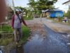 Salah seorang warga di Kecamatan Aluh-Aluh menunjukkan titik bocornya pipa air bersih milik PTAM Intan Banjar, Jumat (12/7/2024). (Foto: Leon/Koranbanjar.net)