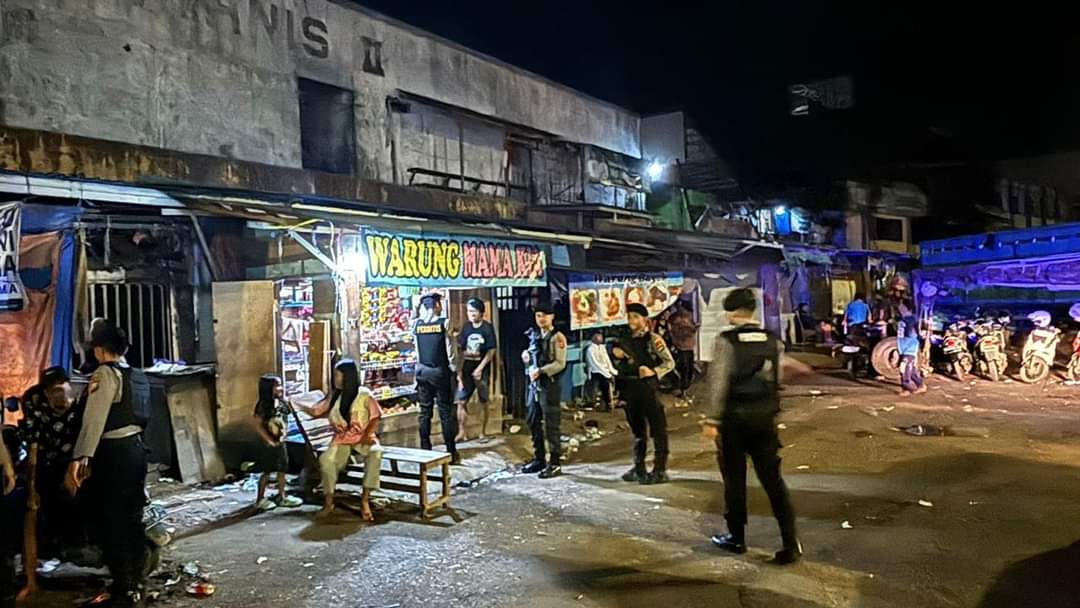 Sat Samapta Polresta Banjarmasin menyasar Pasar Lima dan Pasar Batuah terkait maraknya fenomena kecubung, Jumat (12/7/2024). (Foto: Polresta Banjarmasin/Koranbanjar.net)