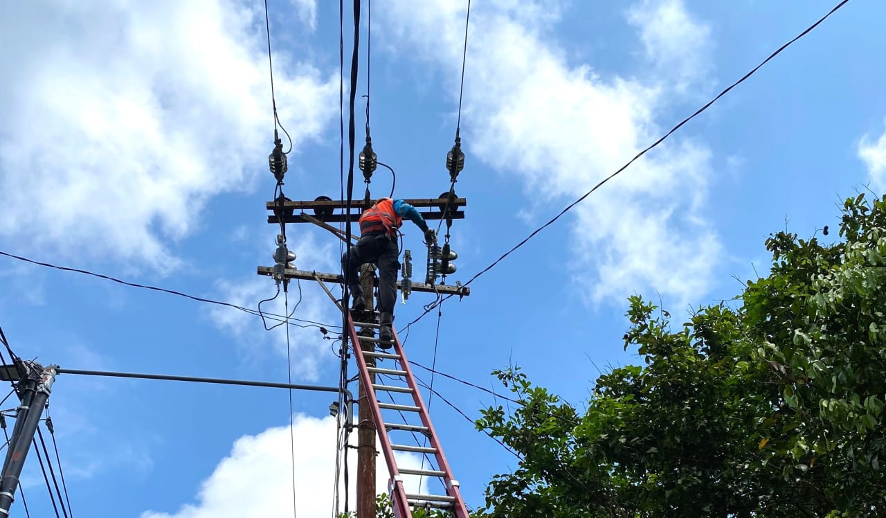 Petugas PLN saat melakukan pembangunan jaringan Saluran Udara Tegangan Rendah (SUTR) untuk memperkuat kualitas pelayanan PLN kepada pelanggan seperti halnya Puskesmas Gambah dan Puskesmas Simpur di Kabupaten Hulu Sungai Selatan. (Foto: PLN UID Kalselteng/Koranbanjar.net)