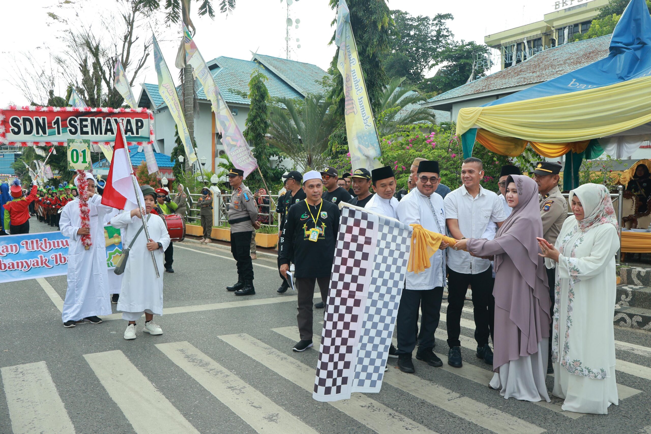 Pawai Muharam dalam rangka memperingati Tahun Baru Islam 1446 Hijriah yang digelar Pemerintah Kabupaten Kotabaru, Minggu (21/7/2024). (Foto: Kominfo Kotabaru/Koranbanjar.net)