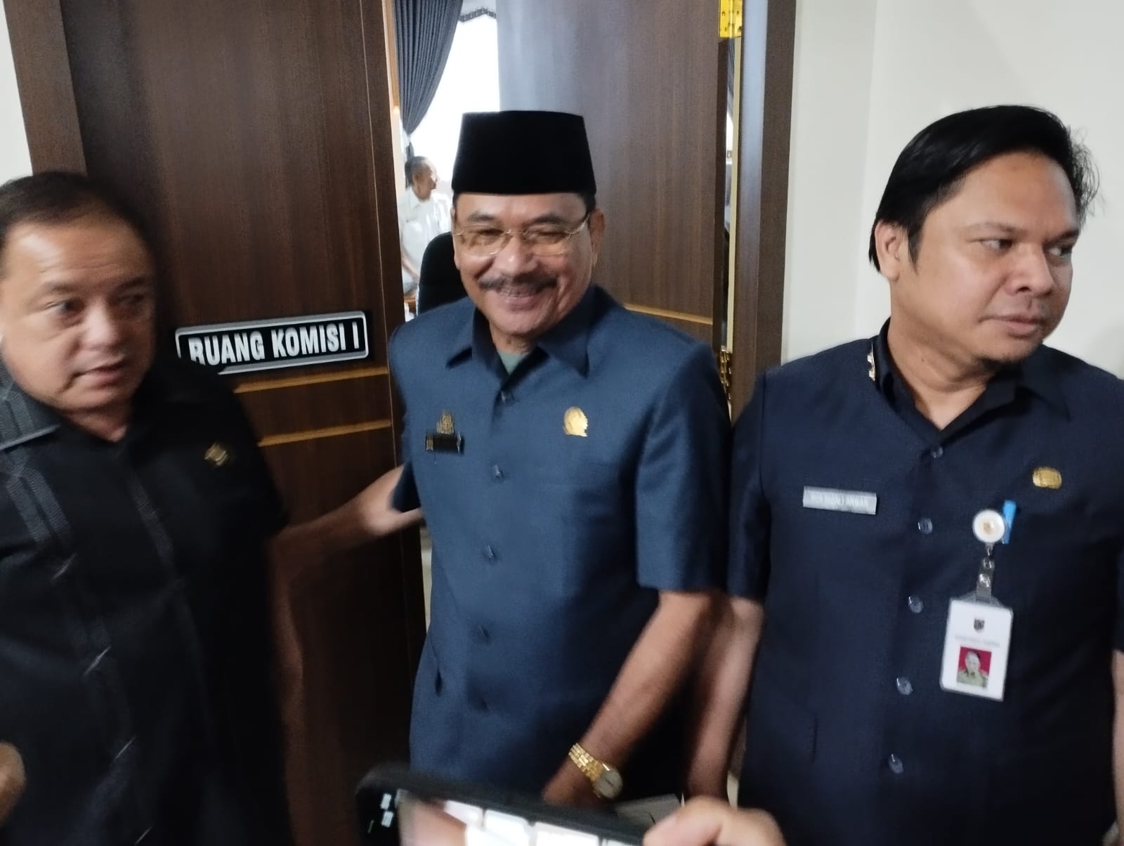 Ketua DPRD Kalsel Supian HK (tengah), Rosehan Noor Bahri (kiri) dan Sekda Pemprov Kalsel Roy Rizali Anwar (kanan). (Foto: Leon/Koranbanjar.net)