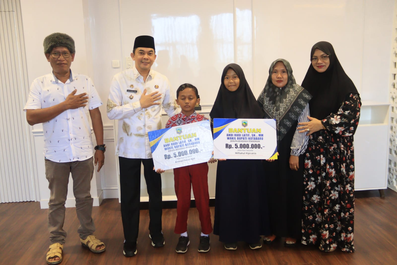 Wakil Bupati Kotabaru yang akrab disapa Bang Arul saat menyerahkan bantuan beasiswa dan umrah gratis, Kamis (25/7/2024). (Foto: Kominfo Kotabaru/Koranbanjar.net)
