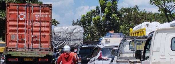 Barisan Mobil Pengantre BBM di SPBU Lingkar Sakti Mas Kerap Menimbulkan Kemacetan Jalan Umum