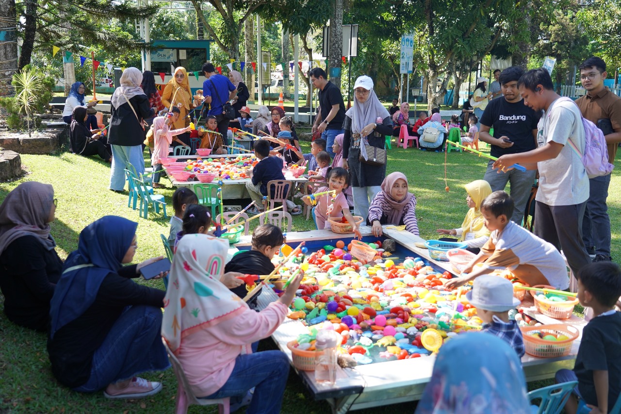 Keseruan kegiatan "Maen Yuk" di halaman Kantor PLN UID Kalselteng Banjarbaru yang mengajak anak-anak pegawai PLN, Minggu (28/7/2024). (Foto: PLN UID Kalseteng/Koranbanjar.net)