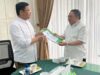Syaifullah Tamliha (kanan) menerima Surat Keputusan (SK) Rekomendasi dari DPP PPP untuk maju sebagai Bupati pada Pemilihan Kepala Daerah (Pilkada) Kabupaten Banjar Tahun 2024. (Foto: Koranbanjar.net)