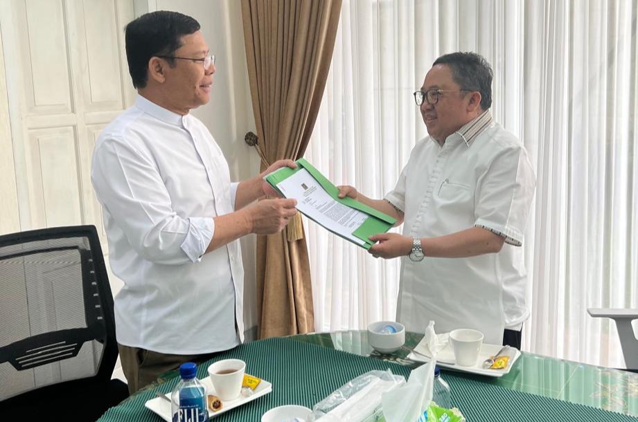 Syaifullah Tamliha (kanan) menerima Surat Keputusan (SK) Rekomendasi dari DPP PPP untuk maju sebagai Bupati pada Pemilihan Kepala Daerah (Pilkada) Kabupaten Banjar Tahun 2024. (Foto: Koranbanjar.net)