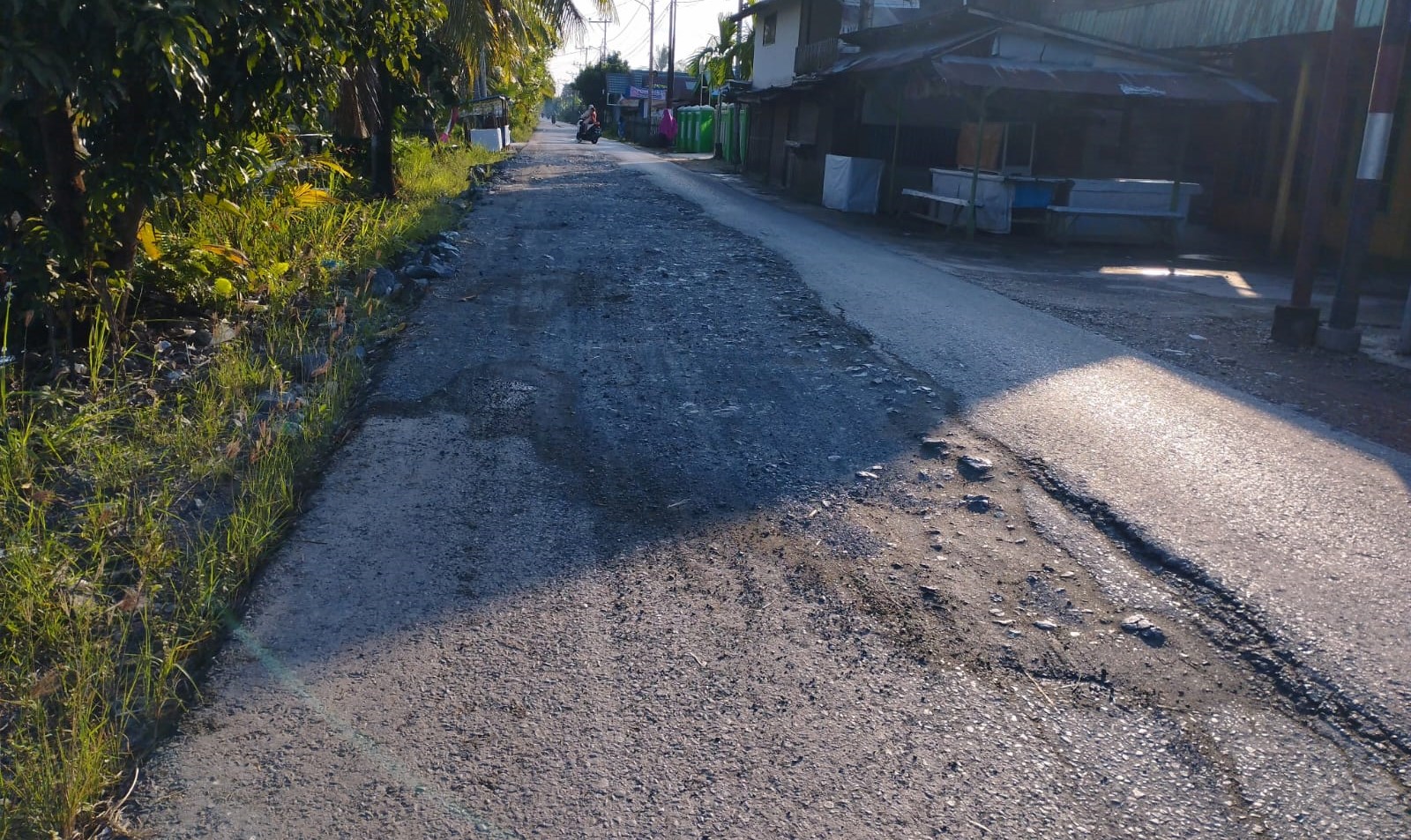 Kondisi jalan di Desa Tambak Sirang Kecamatan Gambut. (Foto: Leon/Koranbanjar.net)