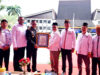 Penyerahan penghargaan kepada Ketua FPK Kota Banjarmasin oleh Kapolresta Kota Banjarmasin.