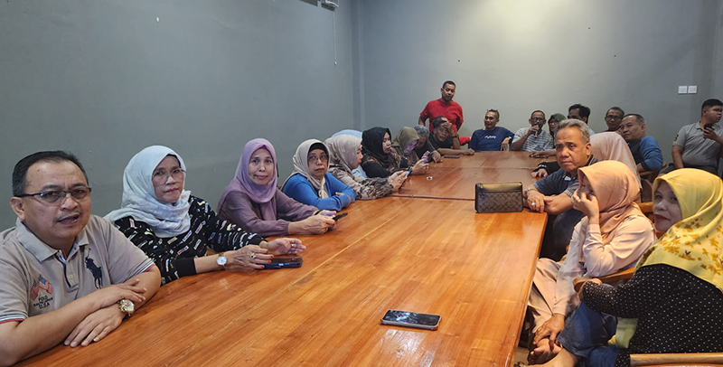 Gusti Kadarusman mengadakan reuni alumni SMAN 1 Tanjung. 