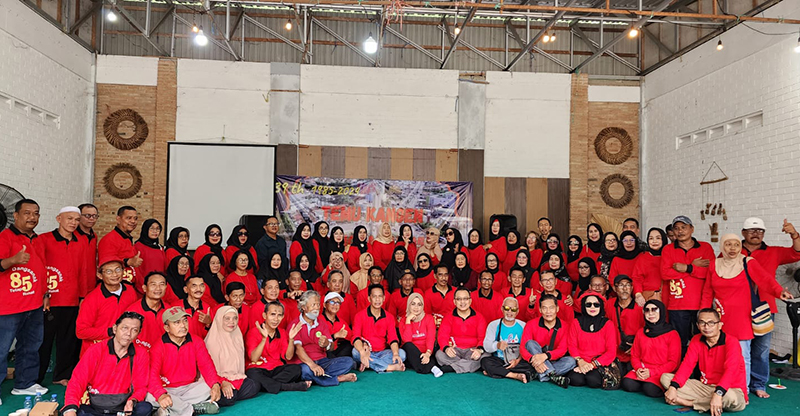Reuni angkatan 85 SMAN 1 Tanjung. Tampak di tengah Bacabup Tabalong, Gusti Kadarusman. (Foto: Koranbanjar.net)