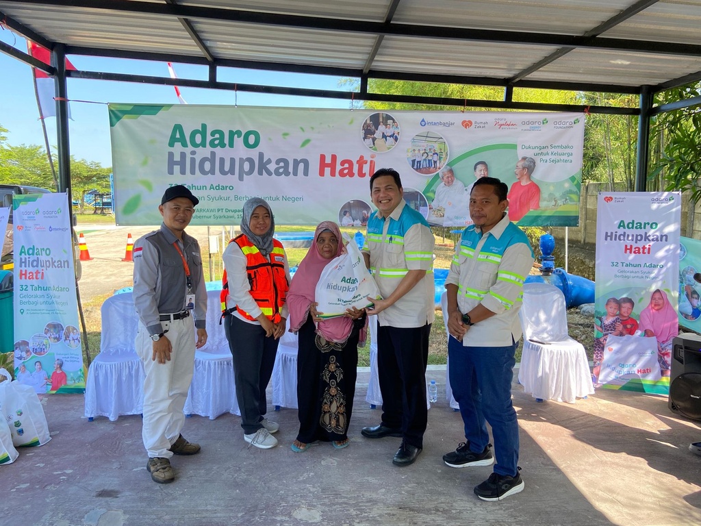 Penyerahan bantuan sembako kepada warga di sekitar wilayah PT Drupadi Tirta Intan dan Cabang II PT Air Minum Intan Banjar, Kecamatan Sungai Tabuk, Kabupaten Banjar, Kamis (15/8/2024). (Foto: PT DTI/Koranbanjar.net)